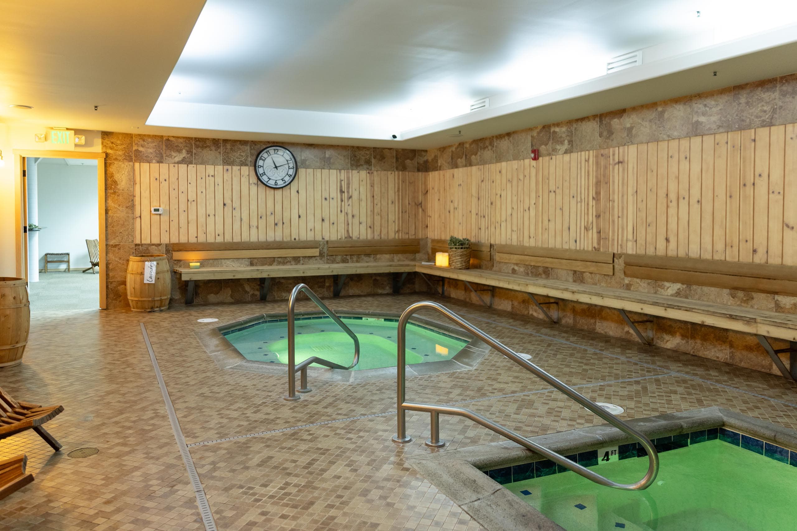 Everett Banya hall with hot tub and plunge pools
