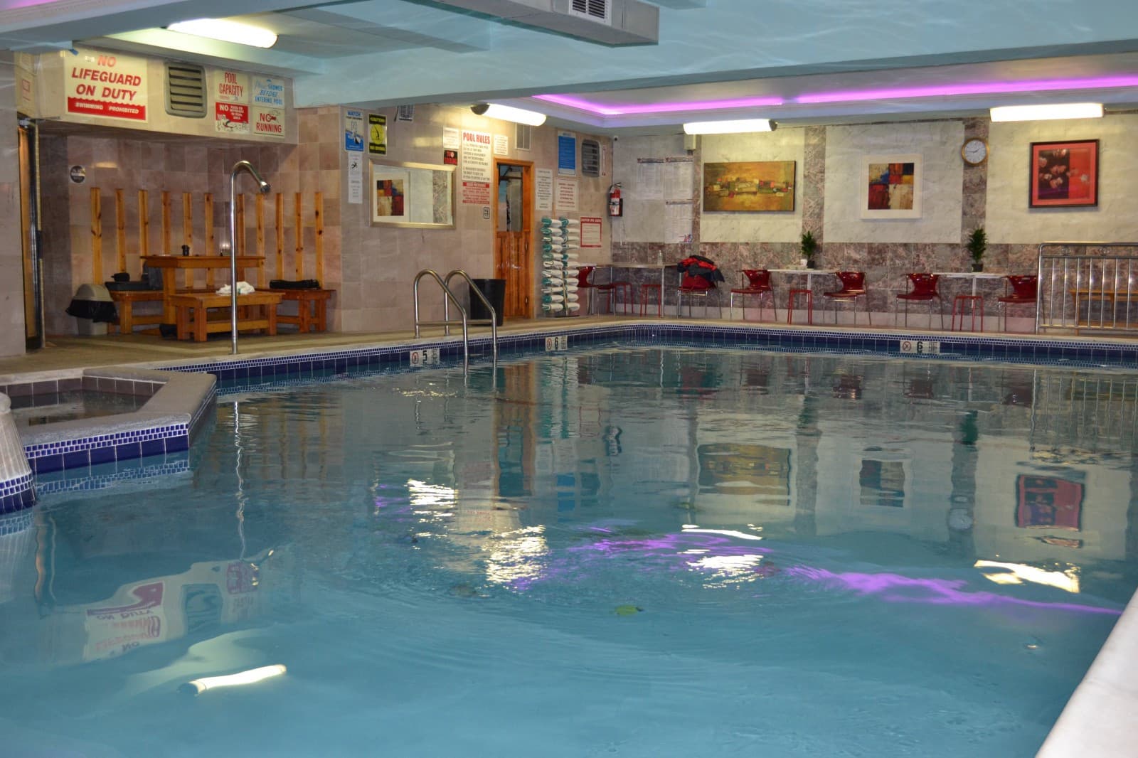 Forest Hills Spa swimming pool and jacuzzi area