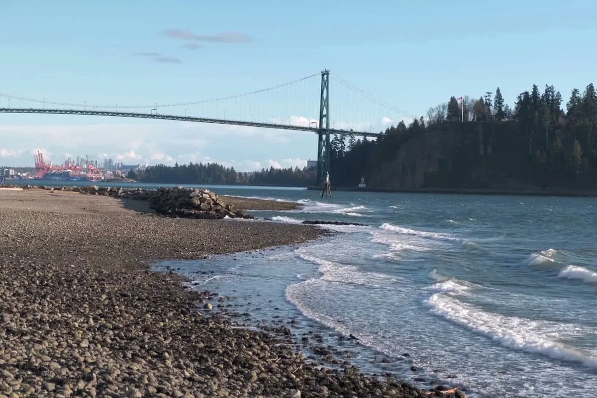 Ambleside Beach with Lions Gate Bridge in the background