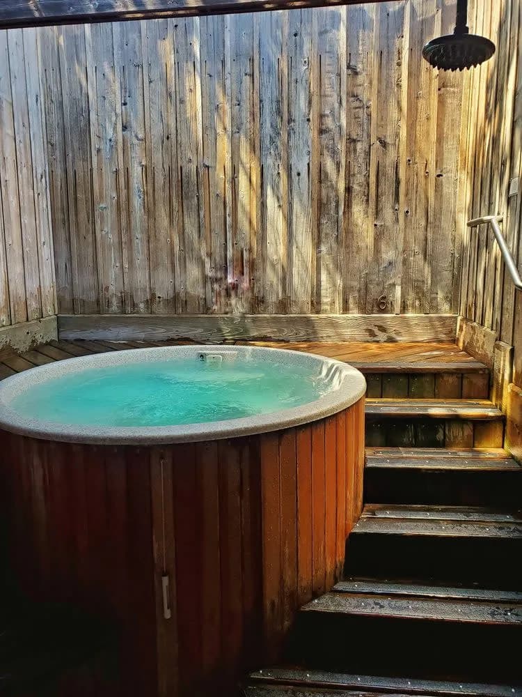 Piedmont Springs outdoor hot tub courtyard