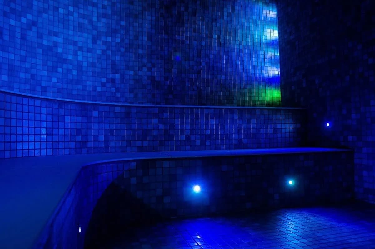 Blue-lit tiled eucalyptus steam bath at Spa Escale Santé