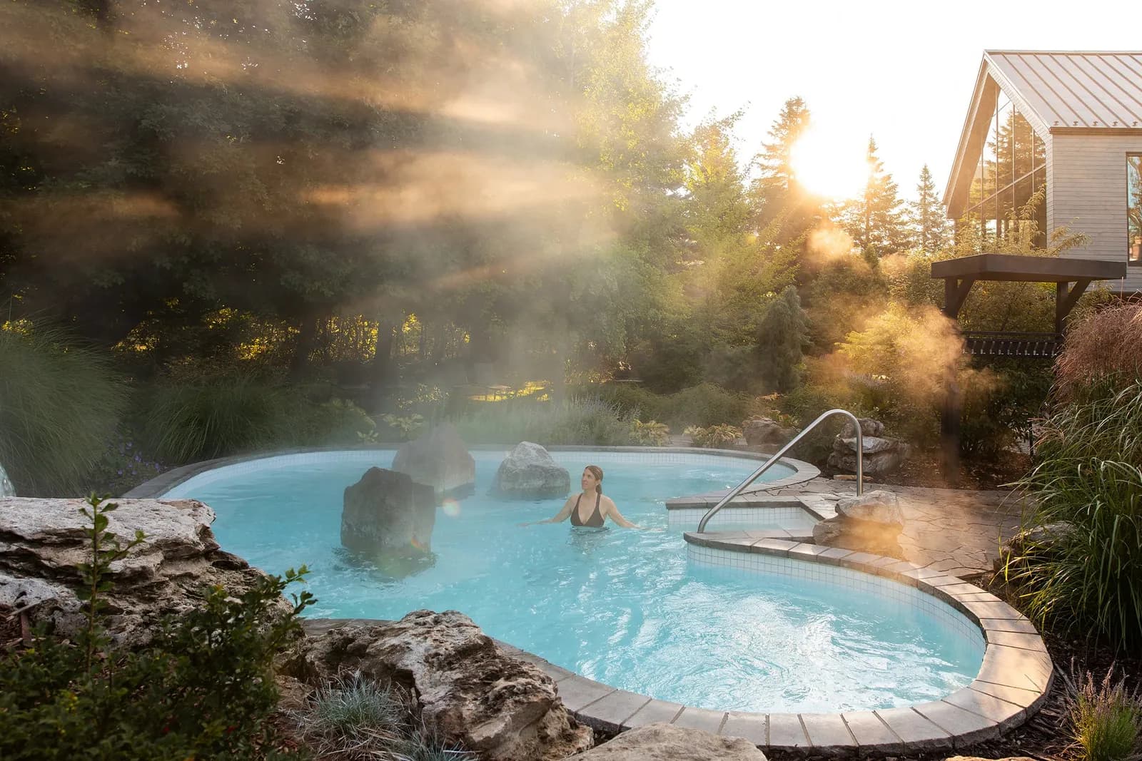 Steaming outdoor hot bath at sunrise, Strøm Spa Nordique Mont-Saint-Hilaire