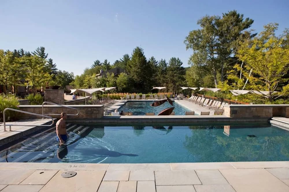 Outdoor pool with mountain views at Topnotch Resort