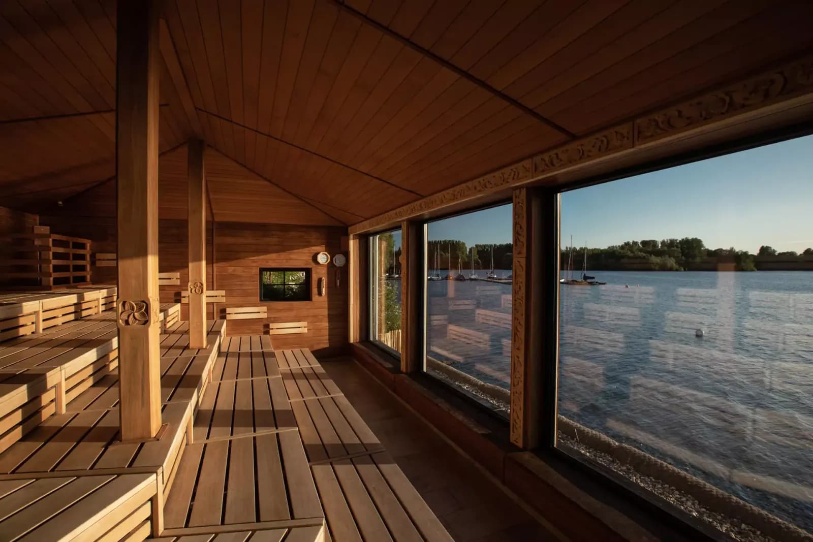 Lake sauna at Vabali Spa Düsseldorf situated beside a tranquil pond