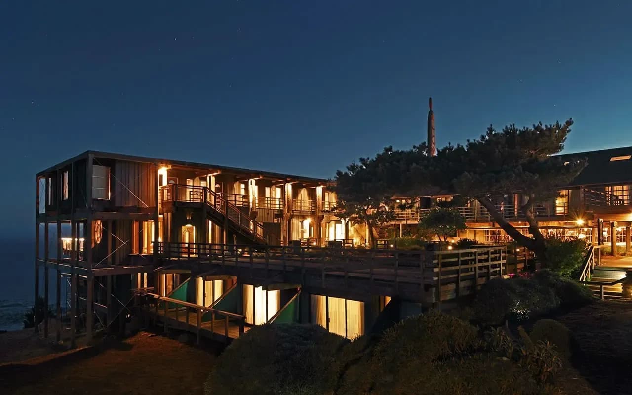 Timber Cove Resort perched on dramatic Pacific Ocean bluffs